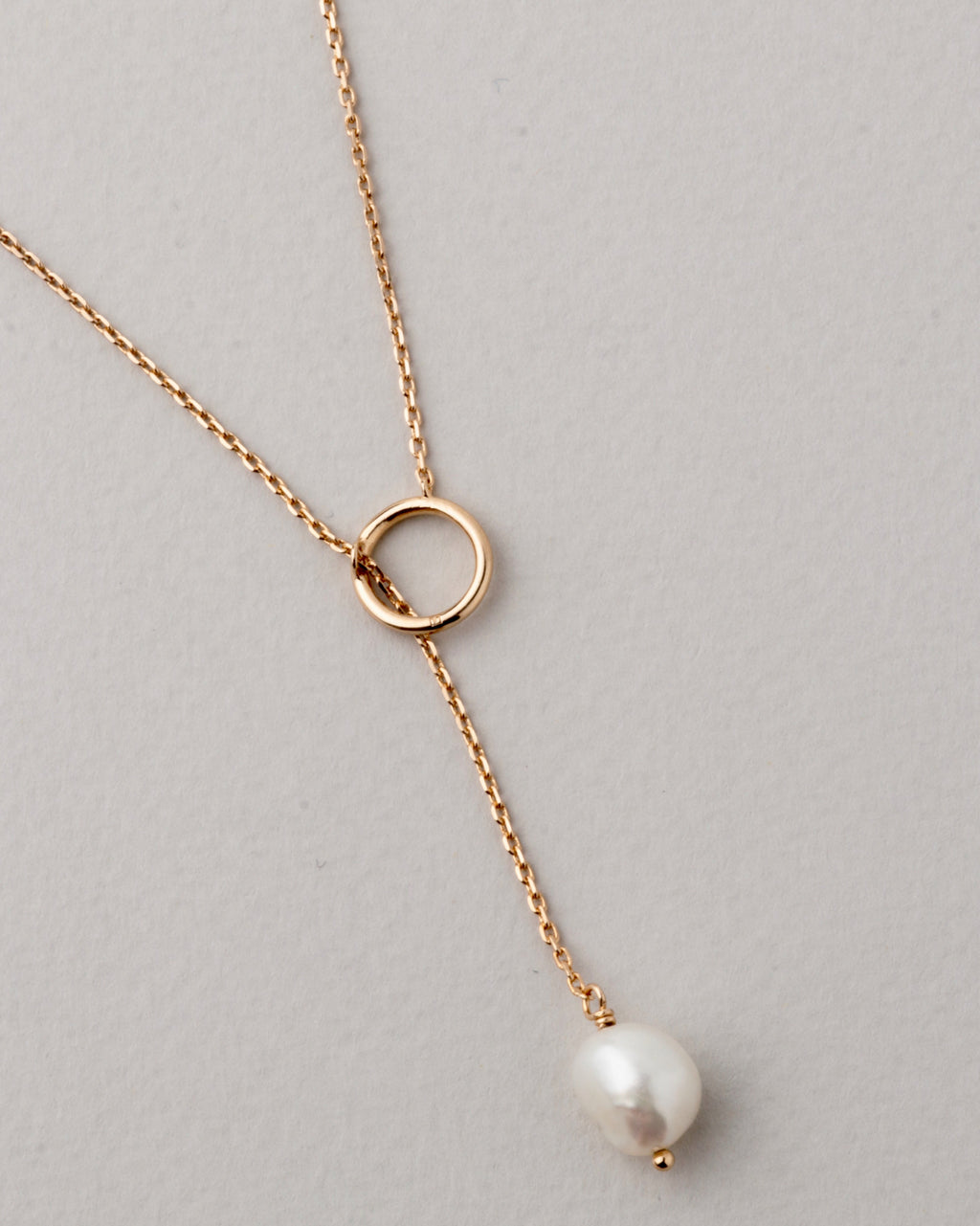 Linjärt halsband med odlad pärla, guldpläterad
