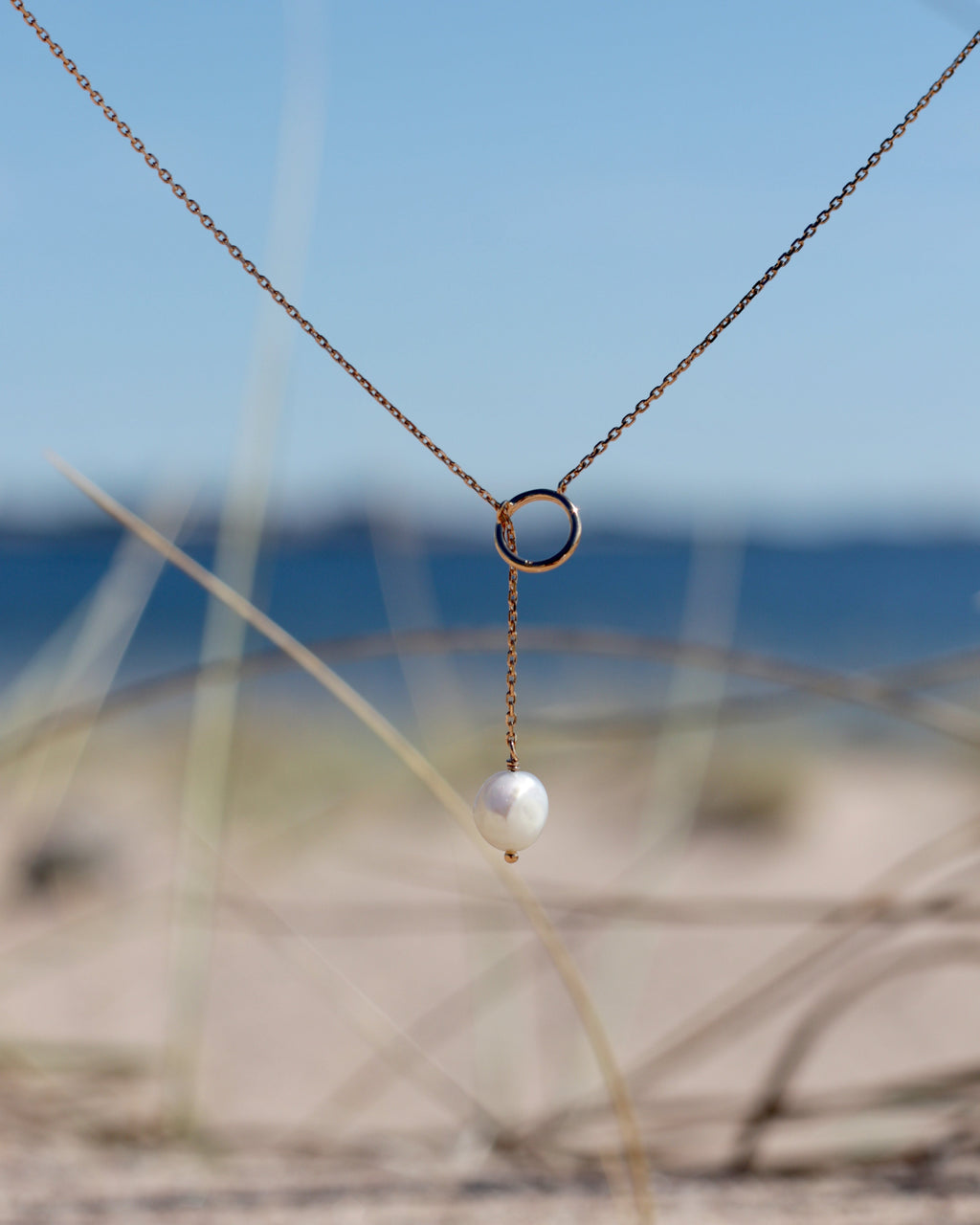 Linjärt halsband med odlad pärla, guldpläterad