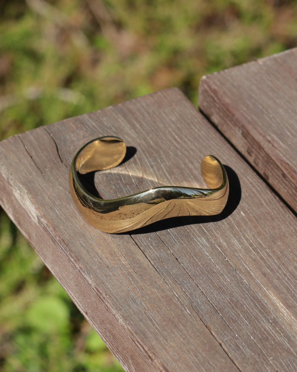 Vågformad armring, guldfinish